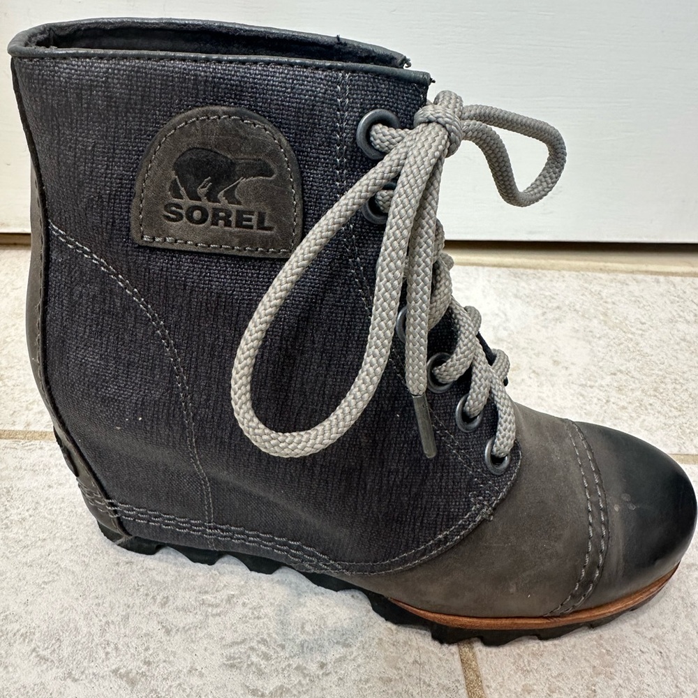 Sorel women’s size 7.5 wedge ankle boots. Great condition.